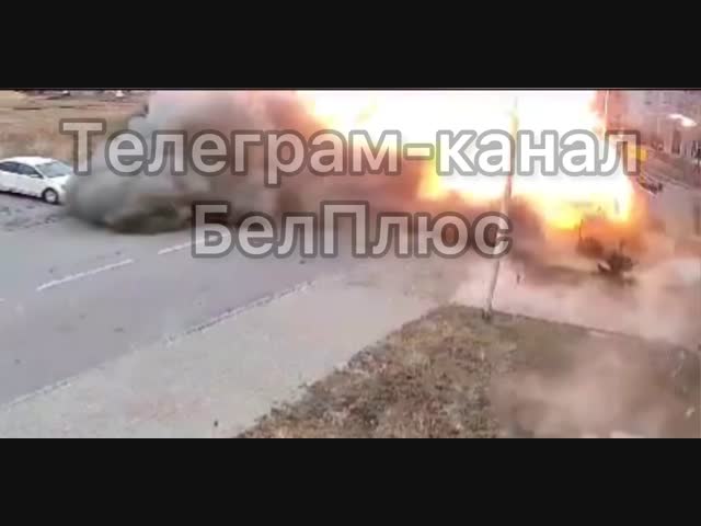 Попадание дрона-камикадзе в автомобиль