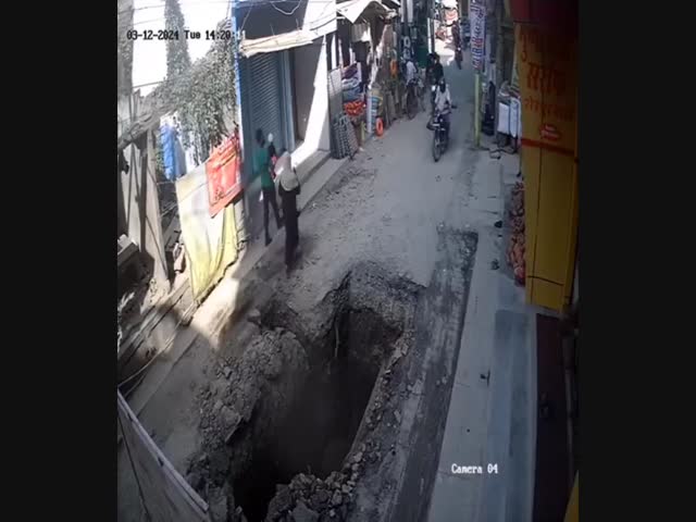 Дорожные рабочие раскопали яму, а предупредить о ней водителей забыли