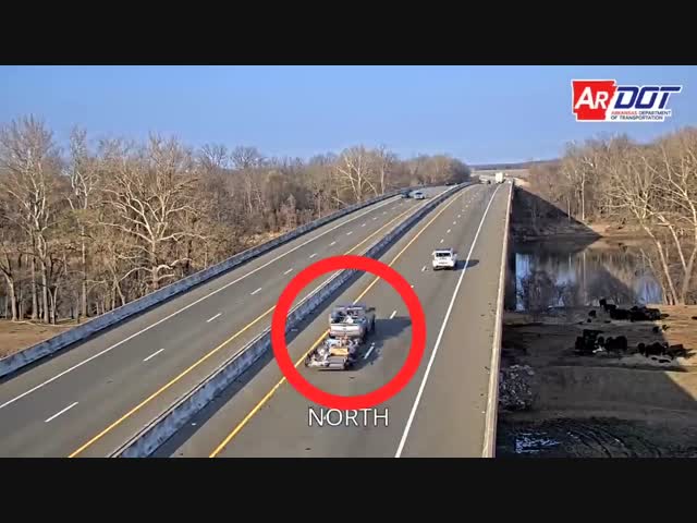 Рассеяный водитель не заметил машину дорожной службы