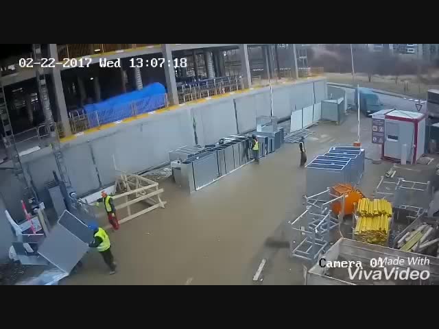 Рабочие-строители вовремя заметили опасность