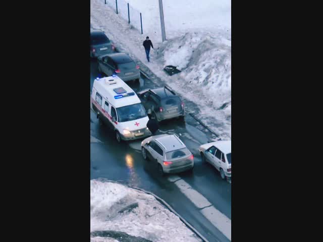 В Ижевске водитель кроссовера не пропустил скорую