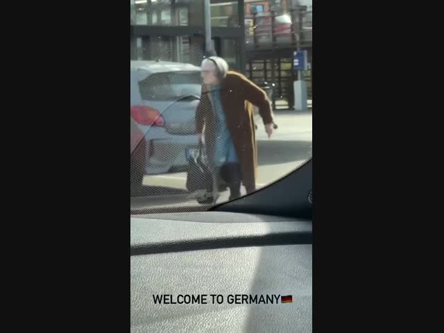 Бедная германская пенсионерка:)