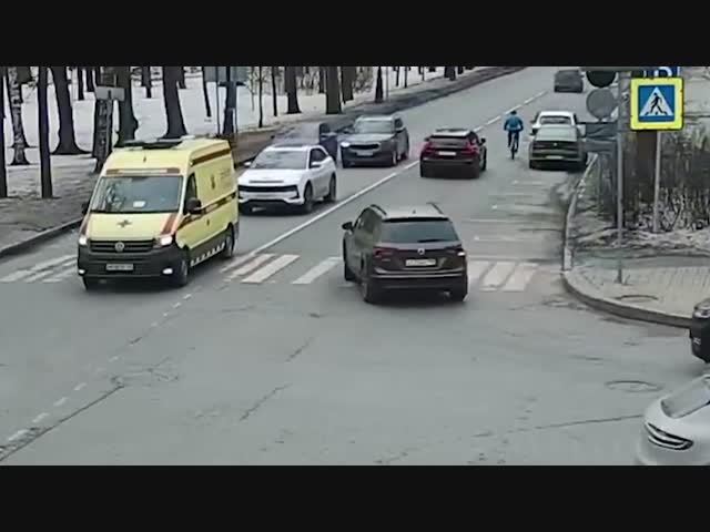 Водитель убил велосипедиста, толкнув его своей дверью под движущийся автомобиль...