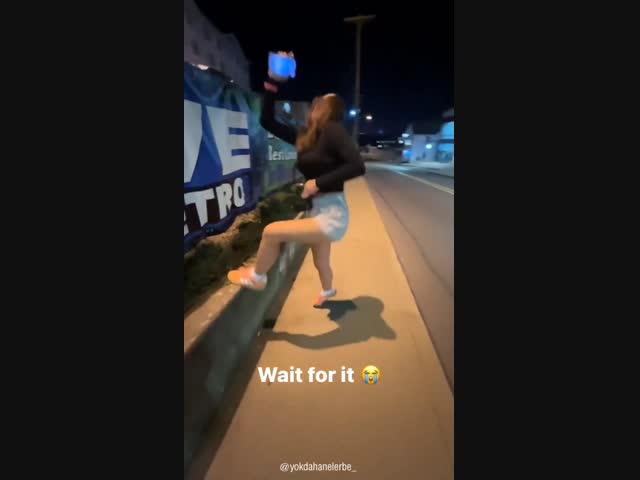 Девушки и мобильный телефон