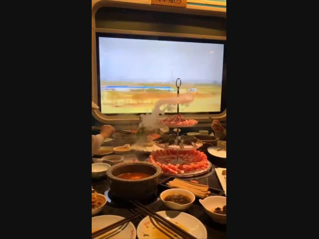 В Китае есть ресторан для тех, кто обожает поезда и чувствует аппетит при стуке колес