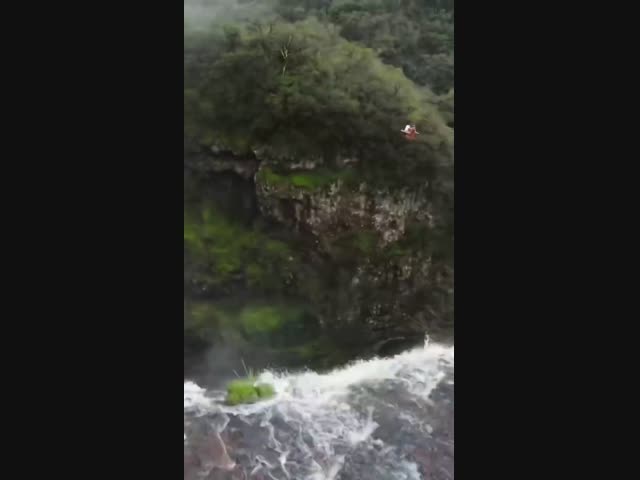 В Бразилии придумали новую услугу — ужин на высоте над водопадом