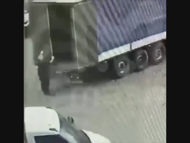 Водителю фуры сильно досталось, во время урагана его вырубило дверью в Москве