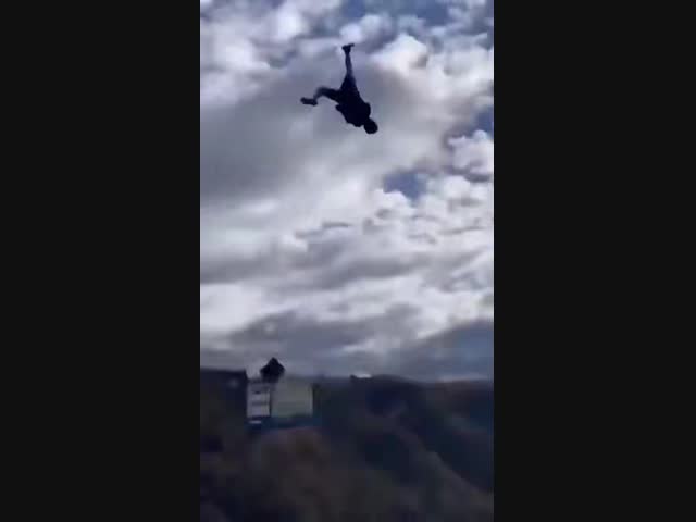 Открыл парашют в последнюю секунду