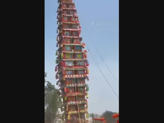 В Индии 40-метровая колесница упала во время праздника 