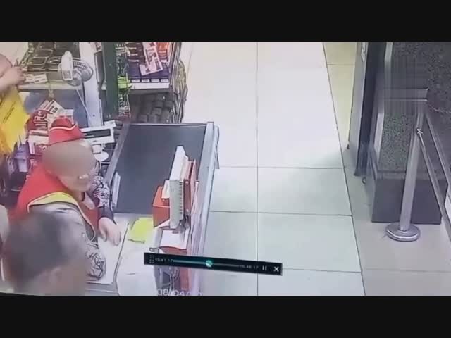 В Ленобласти мужик без причины вырубил кулаком кассиршу в магазине