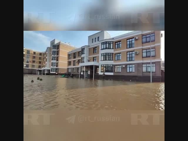 В Оренбурге вода подошла к многоэтажкам
