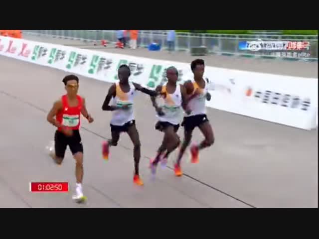 Китайский марафонец выиграл у эфиопов