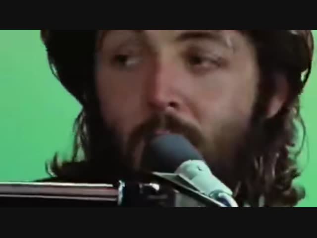 Редкие кадры: Пол Маккартни впервые исполняет песню 'Let It Be' другим битлам, 1969