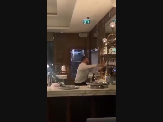 Бармен в Дубае не прерывает работу даже во время катастрофических ливней