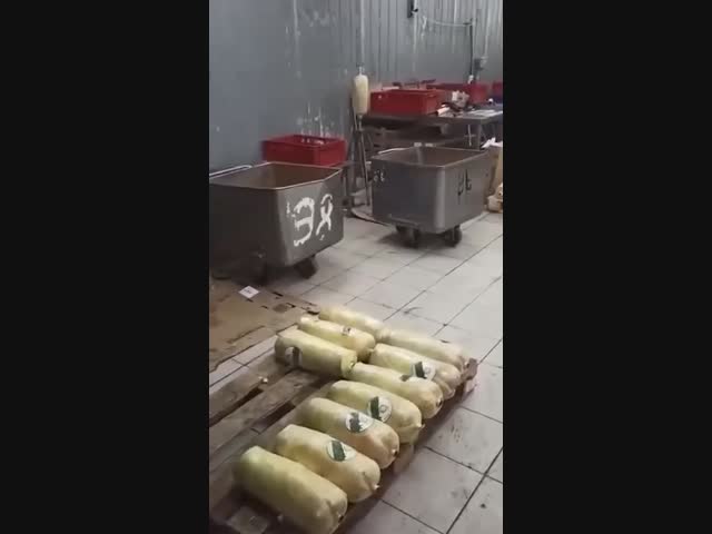 Появилось видео из одного из цехов по производству мясных заготовок для шаурмичных