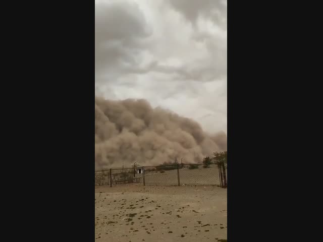 Мощная песчаная буря в Улан-Баторе, столице Монголии 