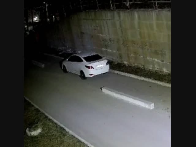 Огромная бетонная стена расплющила машину в Екатеринбурге