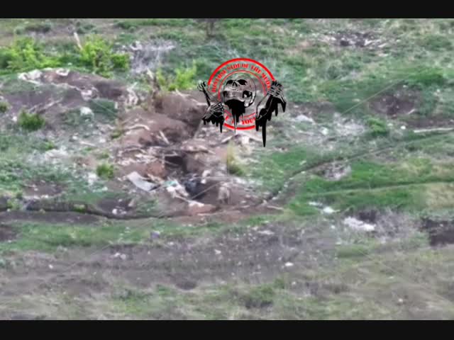 Российский военный уничтожил дрон ВСУ мешком картошки