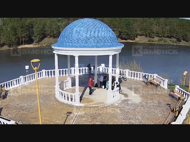 Пьяные толстушки разрушили ротонду