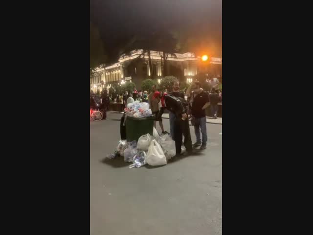 Демонстранты в Тбилиси собрали мусор после ночи протестов