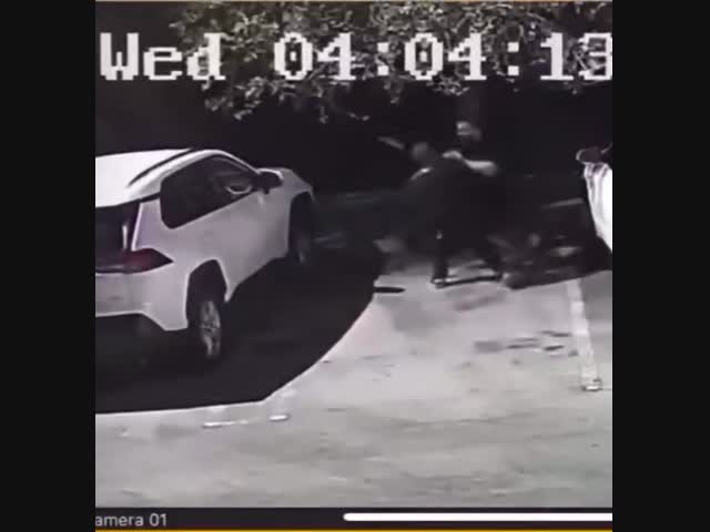 Человек с ножом напал на бойца ММА