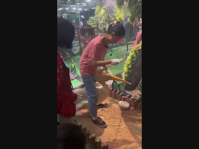 -Утят есть нельзя! Сколько можно повторять!!!