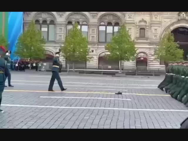 Кто-то потерял ботинок на Красной площади во время парада