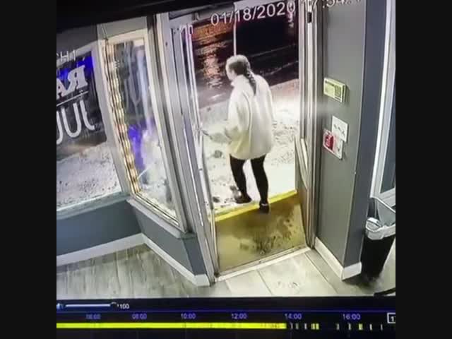 Девушки вышли на улицу