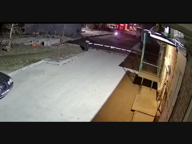 Самокатчик не заметил шлагбаума