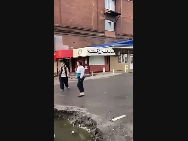 Дама села в лужу. Внимание, сплошной мат!