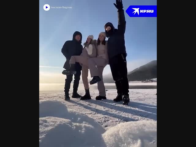 Туристы едва не провалились под лед Байкала