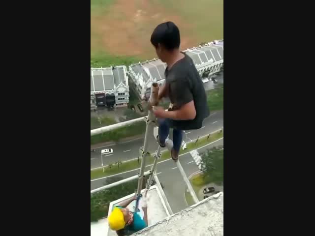 Жалуетесь на свою работу? А не хотите трудиться вот так?