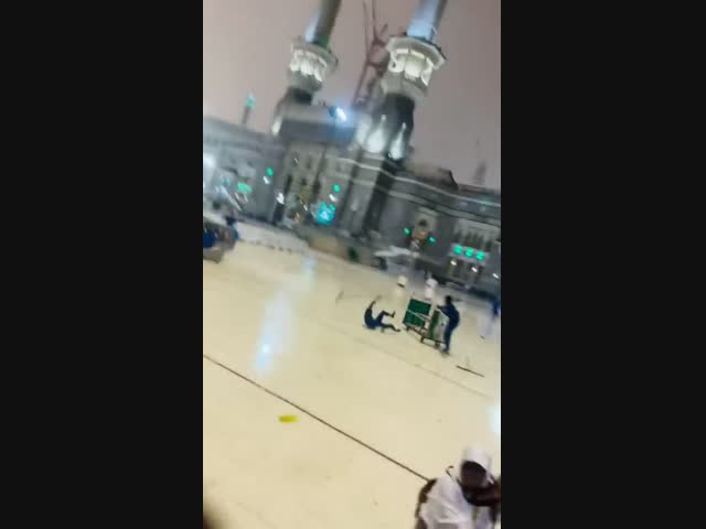 Невероятной силы ветер в Мекке