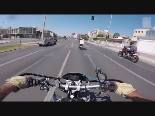 Прокатил девушку в Греции