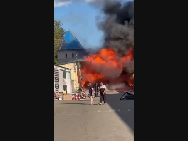 Хорошие были стройматериалы … Ярко горят