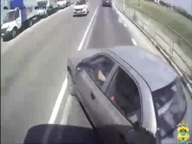 Неудачно перестроился перед маршруткой