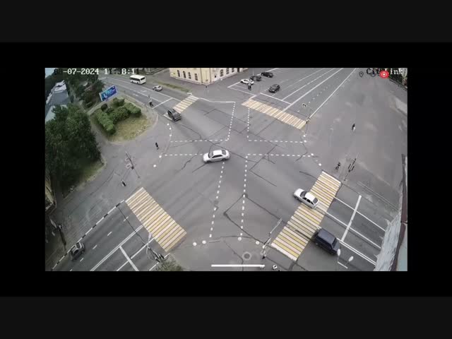 Какой-то неустойчивый автомобиль! Его только слегка коснулись, а он взял и перевернулся