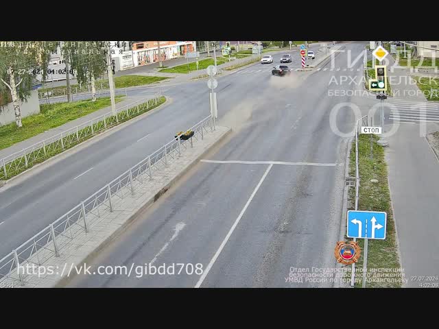 Дама за рулём - плохая примета:)