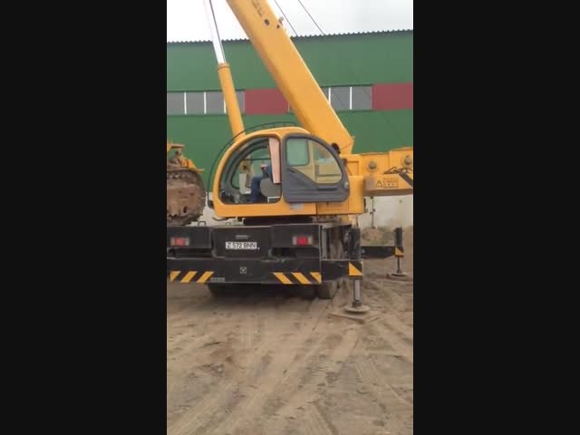 Крановщик мог бы заплатить за перевёрнутый груз и кран