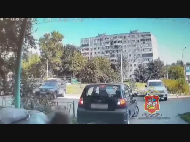 Автоледи перепутала педали и снесла мать с ребёнком