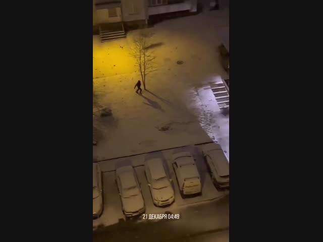 Житель дома решил разобраться с водителем, который шумел ночью