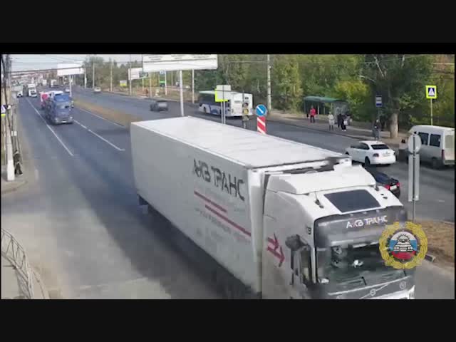 В Волгограде водитель не заметил ребенка за большегрузами и снес его 