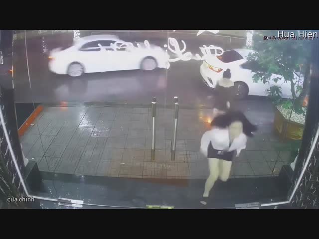 Китаянка не заметила стекляную дверь