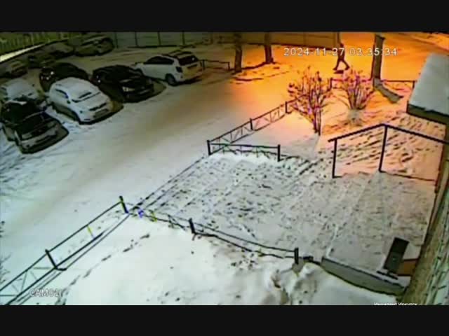 Подлый заборчик подставил подножку прохожему