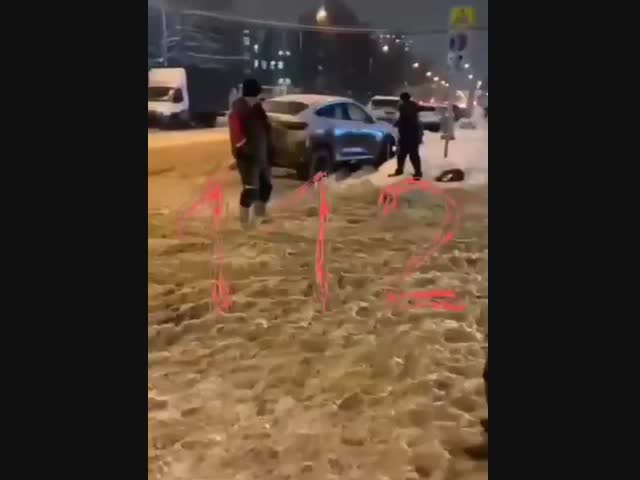 Рабочие подожгли машину начальника в Москве из-за долга по зарплате