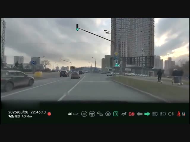 Один автомобиль против двух самокатов