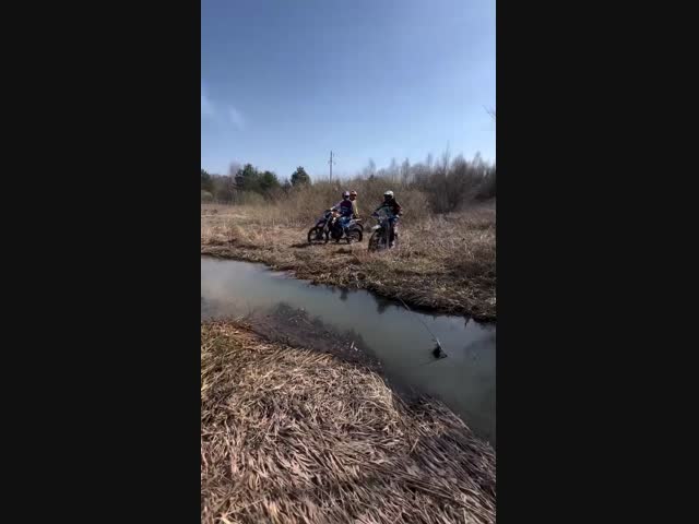 Ручей оказался слишком глубоким для мотоцикла