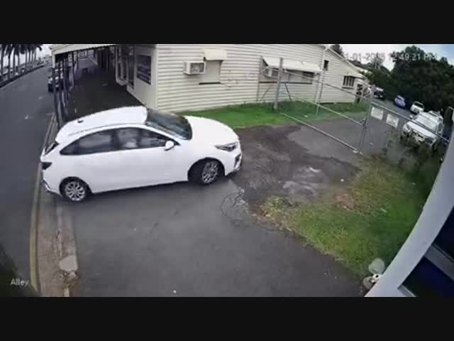 Австралийцу надоело бороться с водителями, которые паркуются перед его участком