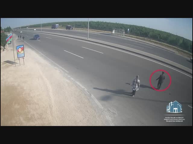 Автомобилист пощадил человека, переходившего шоссе в неположенном месте