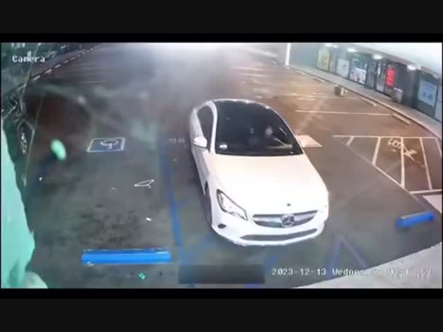 Женщина проехала сквозь магазин